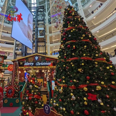 거대한 타워 크리스마스 트리